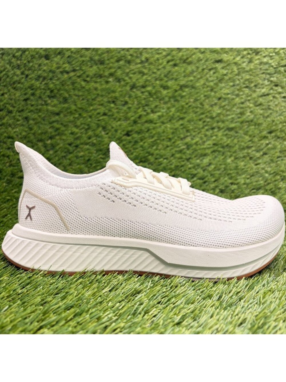 Flux Footwear Adapt Runner White Gum Womens Size 7.5 Athletic Shoes Sneakers